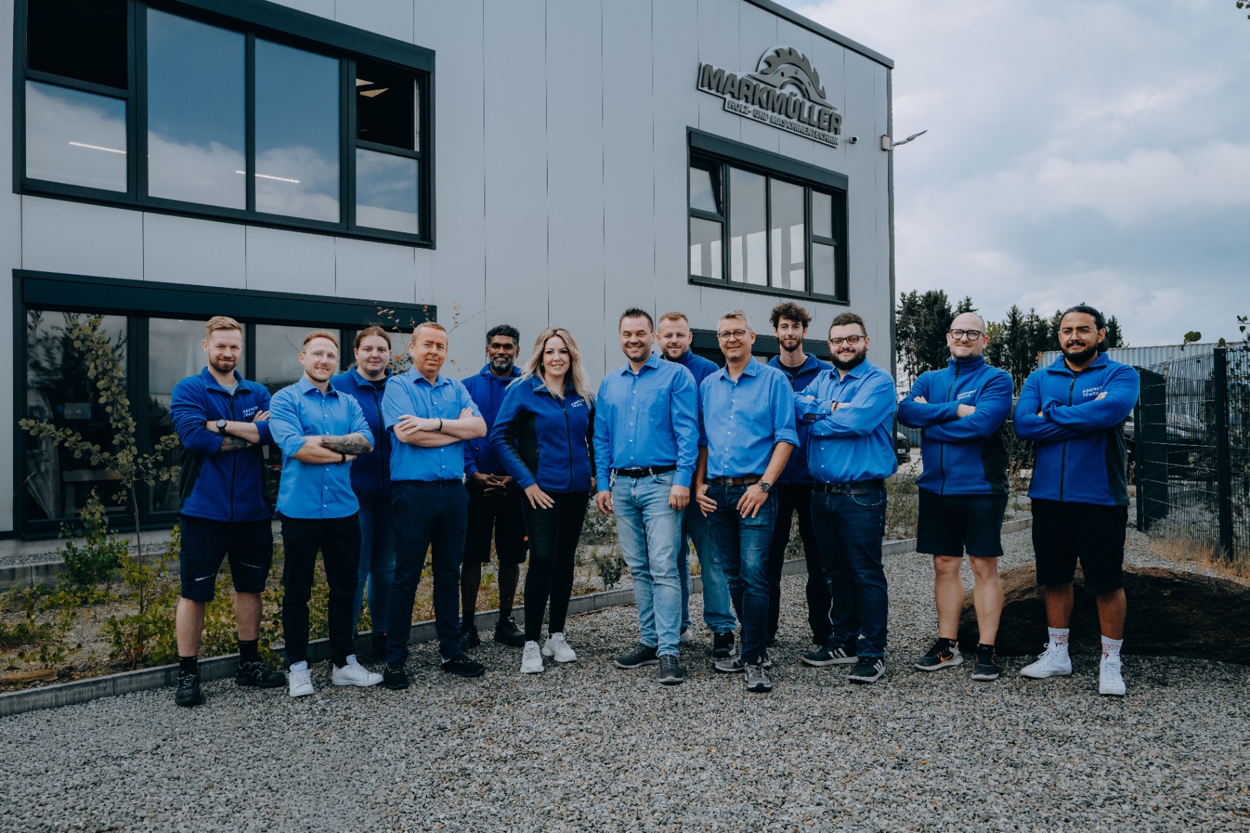Das BAMATO Team vor dem Firmengebäude